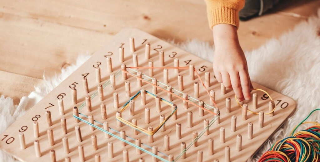 kid-playing-with-fine-motor-skills-puzzle